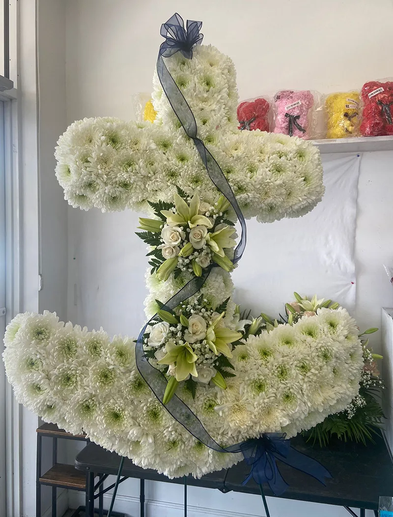 Flower boat anchor. funeral Flowers (1021)