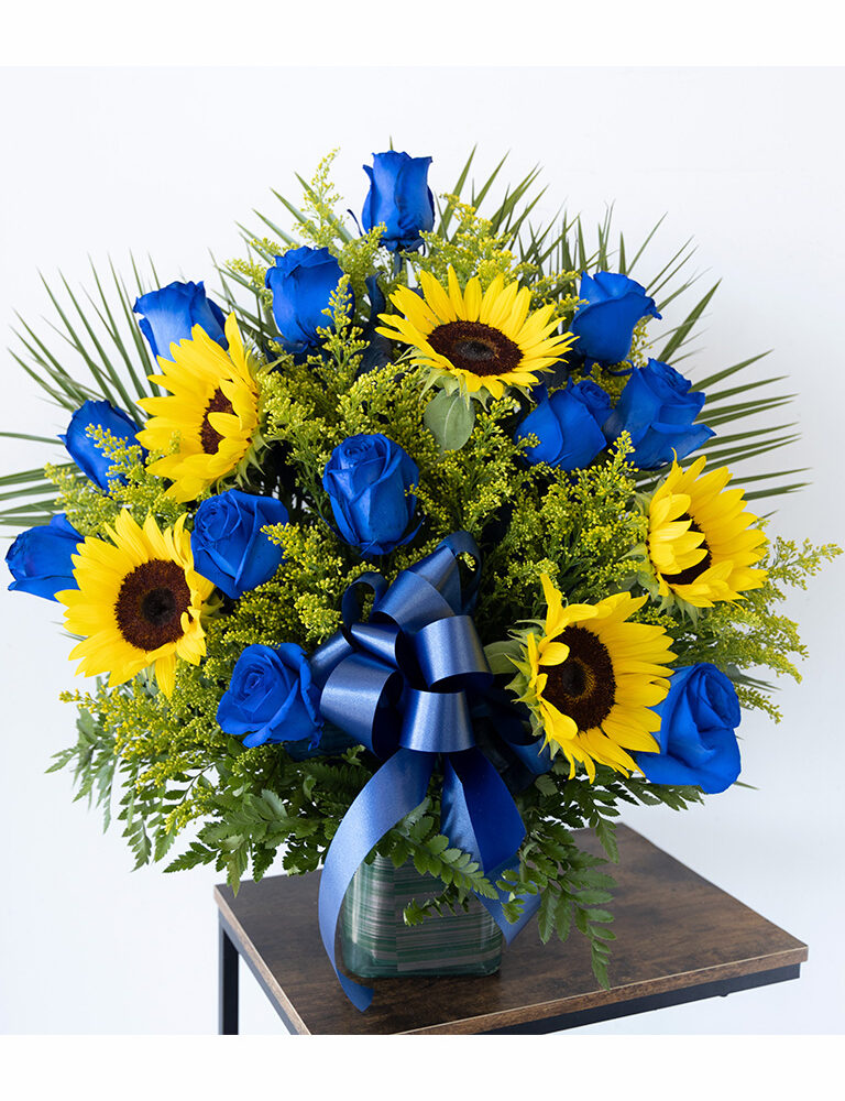 Combination of blue roses with sunflowers
