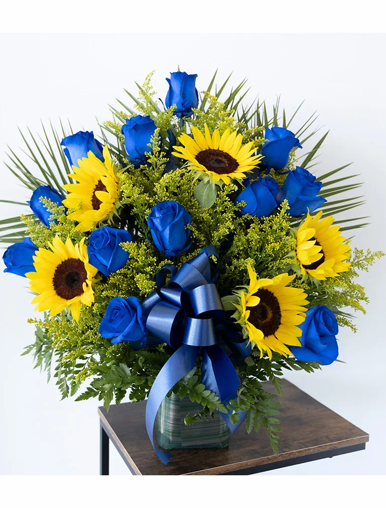 Combination of blue roses with sunflowers