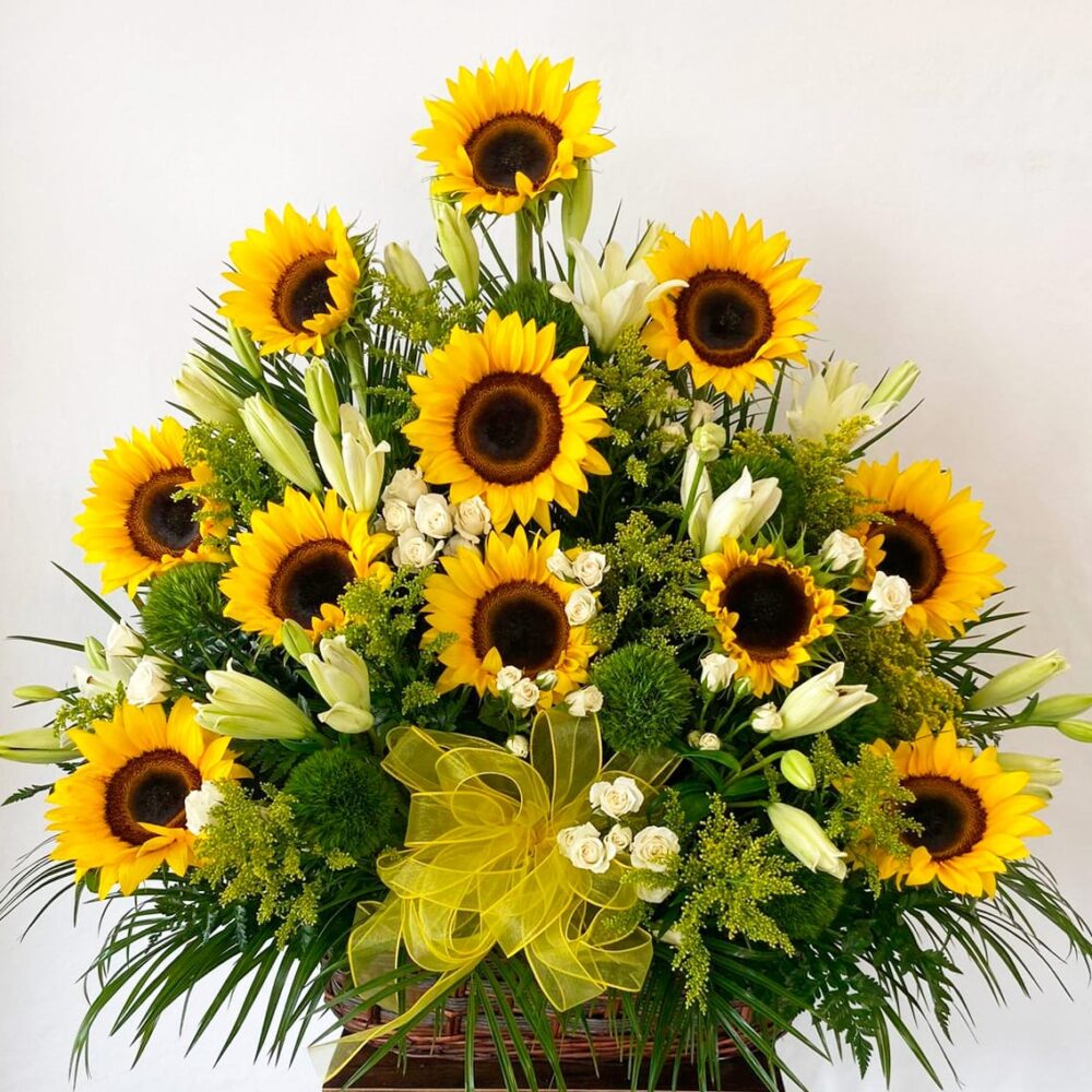Canasta de flores con Girasoles y lirios