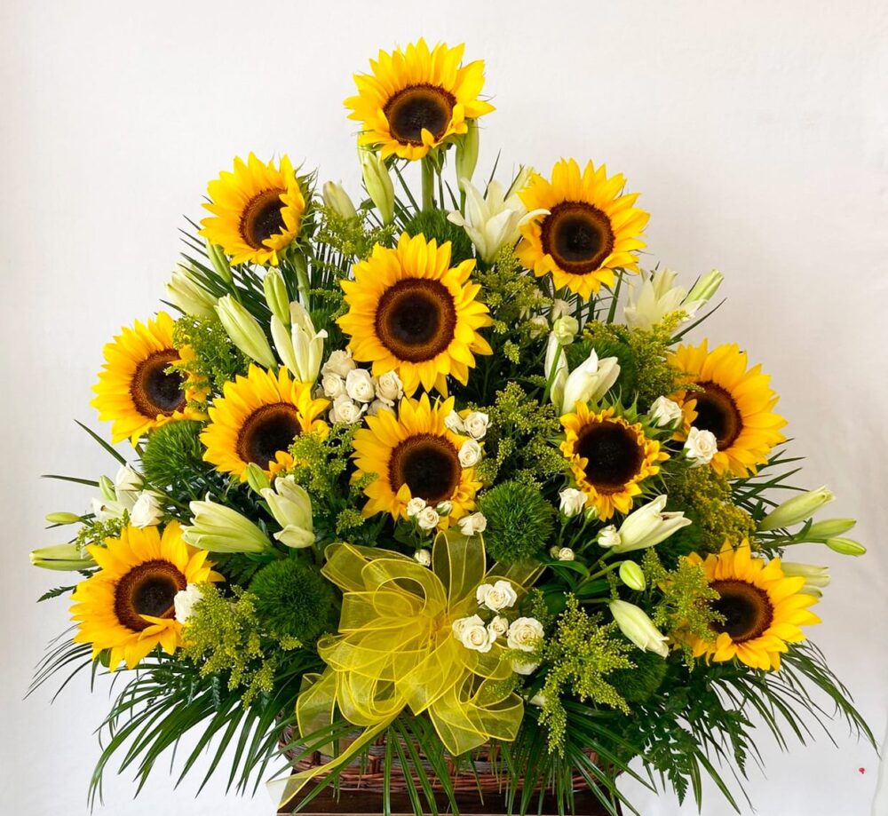 Canasta de flores con Girasoles y lirios