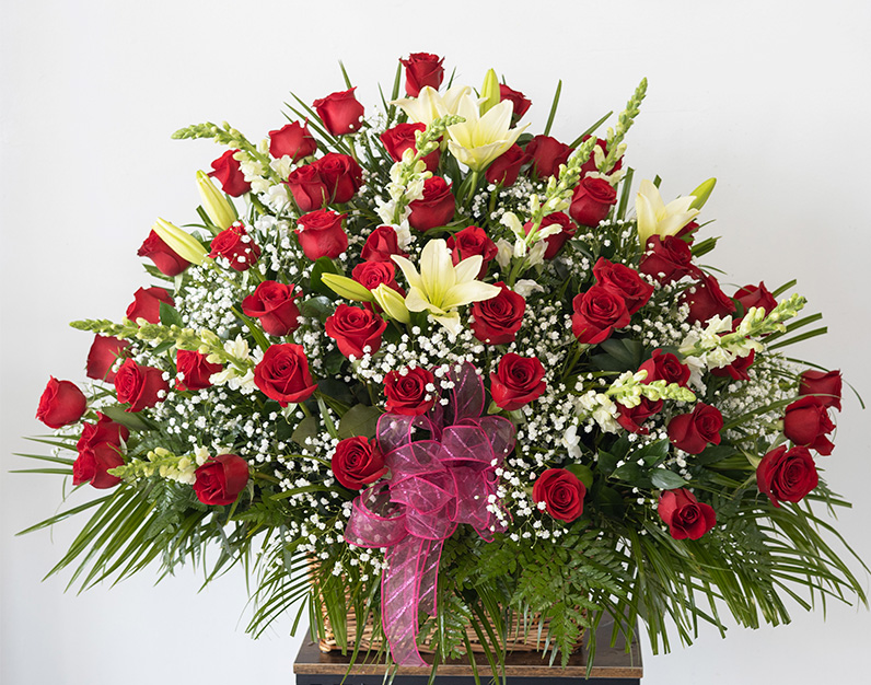 50 Red Roses and lilies (Canasta)